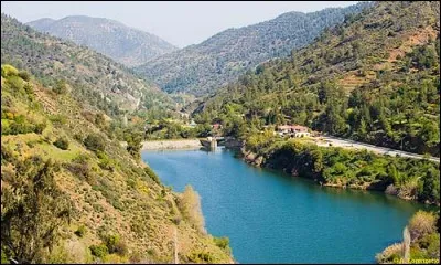 Quoique située en Europe d'un point de vue politique, l'île-État de Chypre est géographiquement rattachée au Moyen-Orient vu sa situation à l'extrémité orientale de la Méditerranée. Selon la mythologie grecque, quelle déesse serait née à Chypre et en serait devenue la protectrice ?