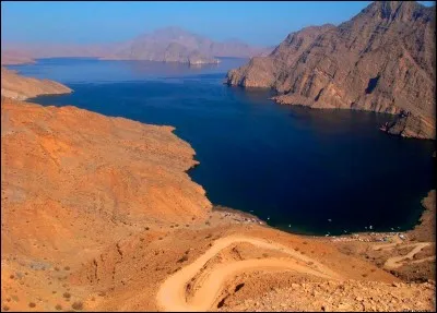 En raison des paysages qu'il présente et de sa géologie, quel surnom est parfois donné au sultanat d'Oman ?