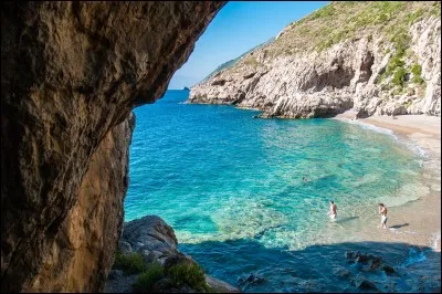 Parmi ces villes syriennes, laquelle constitue une station balnéaire sur les bords de la mer Méditerranée ?