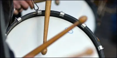 Avec quoi frappe-t-on un tambour ?