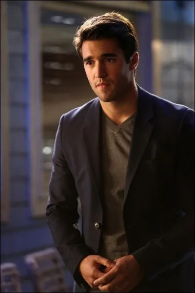 Comment Emily noue-t-elle le contact avec l'héritier Grayson, prénommé Daniel, le fils de la famille contre laquelle elle conduit patiemment sa vengeance ?