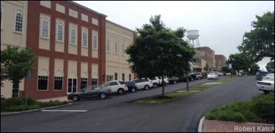 Quel est le nom de la ville que le Gouverneur tient sous contrôle ?