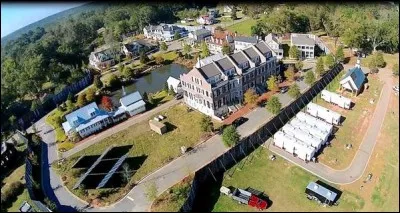 Comment s'appelle la ville où nos héros survivent jusqu'à présent ?