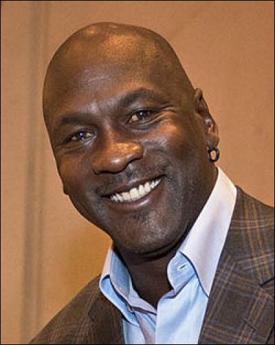 C'est un basketteur américain à la retraite né en février 1963. Surnommé «MJ» , ce joueur emblématique des Bulls de Chicago est actuellement propriétaire d'une ligne de vêtements qui porte son nom. La NBA dit de lui qu'il est le meilleur joueur de basket de tous les temps.