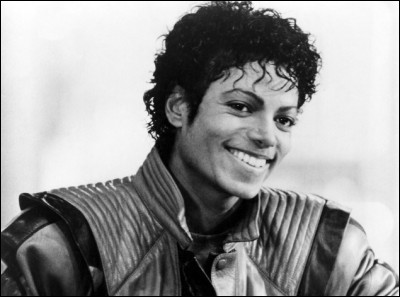 Décédé le 25 juin 2009, ce chanteur américain surnommé «King of pop» a sorti plusieurs albums parmi lesquels on peut citer «Thriller» , l'album musical le plus vendu de tous les temps. Le livre Guinness des records dit de lui qu'il est l'artiste de variétés le plus couronné de succès de tous les temps.