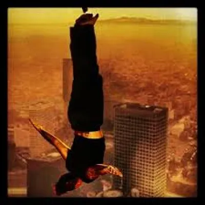 Quel est le nom de l'album sorti en 2002 et contenant les singles "Feel" et "Come Undone" ?