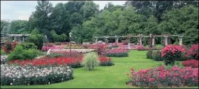 Comment s'appelle le parc situ&eacute; dans la ville de Lyon o&ugrave; se trouve un lac, une roseraie, un jardin botanique ainsi qu'un parc zoologique ?