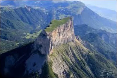 Dans quel massif se situe le Mont Aiguille ?