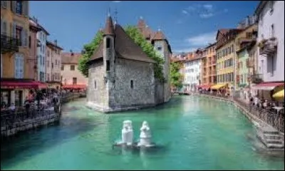Quel surnom donne-t-on &agrave; la ville d'Annecy se situant en Haute-Savoie ?