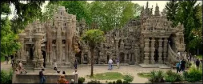 Dans quel d&eacute;partement de la r&eacute;gion Rh&ocirc;ne-Alpes faut-il se rendre pour visiter le Palais du Facteur Cheval ?