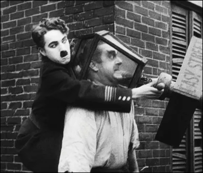 Petit poisson à grosse tête et à large bouche !