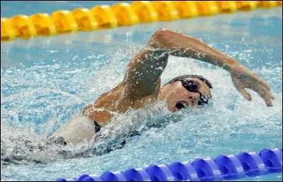 Quelle sportive est devenue la première championne olympique de l'histoire de la natation française ?