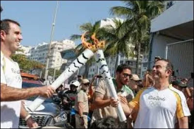 La flamme olympique est traditionnellement allumée à Olympie, en Grèce, quelques mois avant les Jeux, puis emmenée dans la ville organisatrice par des porteurs qui se relaient. Quel lieu n'a-t-elle jamais visité ?