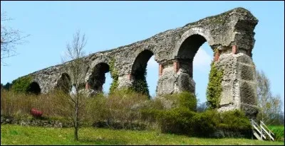 Dans quel département se trouve Ars-sur-Moselle, petite ville de 4 700 habitants, connue pour son aqueduc romain qui enjambait la Moselle ?