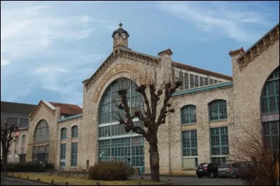Dans quel département se trouve Champagne-sur-Seine, ville de 6 000 habitants marquée par la grande usine Schneider, active jusqu'aux années 1990?