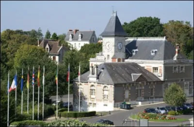 Dans quel département se trouve Saint-Cyr-sur-Loire, ville de 16 000 habitants ?