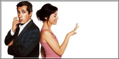 Dans quelle comédie romantique Alain Chabat paie-t-il Charlotte Gainsbourg pour qu'elle se fasse passer pour sa fiancée ?