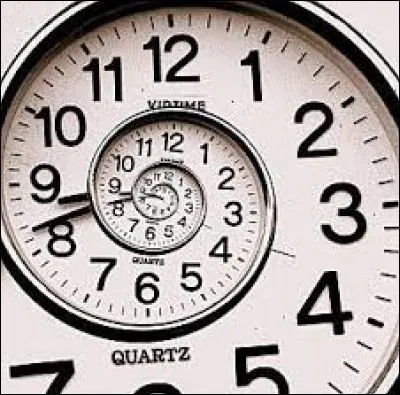 Grâce à qui ou à quoi Betsy voyage-t-elle dans le temps ?