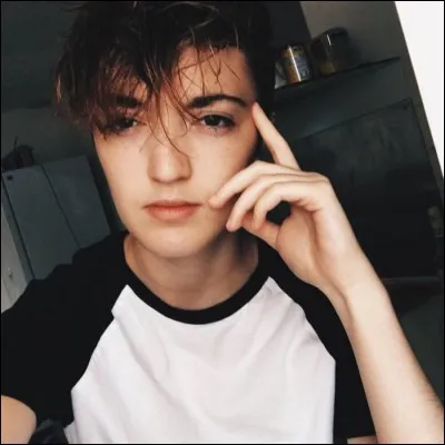 Qui est cette YouTubeuse ?