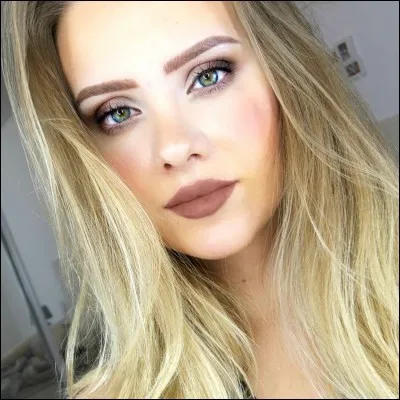 Qui est cette YouTubeuse ?