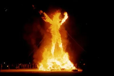 Il y a une tradition aux USA, qui est celle de l'homme qui brûle (Le Burning man) : une immense effigie de paille est mise à brûler au coeur du désert. Dans quel Etat cela se passe-t-il ?