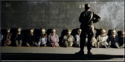 Ce docu-fiction relate le destin tragique de trois amis incarc&eacute;r&eacute;s par erreur dans la prison la plus controvers&eacute;e des USA. Il s'intitule :