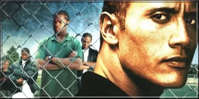 The Rock interpr&egrave;te le responsable d'un centre de d&eacute;tention qui utilise le football am&eacute;ricain pour sortir ses jeunes prisonniers de la d&eacute;linquance. C'est dans :