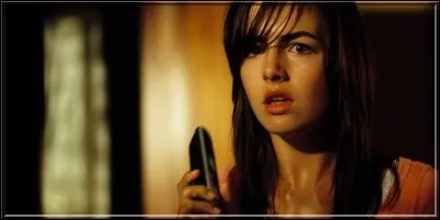 Ceci est le remake d'un film d'horreur de 1979 dans lequel une jeune baby-sitter est harcelée par un dangereux psychopathe. Il s'agit de :