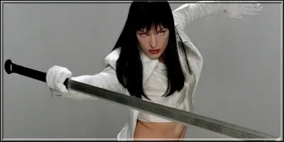 Dans lequel de ces longs-métrages Milla Jovovich est-elle la représentante d'une race qui s'apparente aux vampires, appelée « hémophages » ?