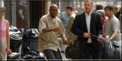 Dans quel film Bruce Willis est-il un flic obligé de faire équipe avec le témoin qu'il escorte pour survivre à une meute de policiers corrompus ?