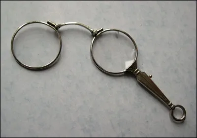Un lorgnon peut être un monocle ou un binocle.