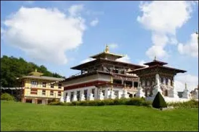 Nous partons à la découverte du Temple des mille Bouddhas, à La Boulaye. Commune de Saône-et-Loire, elle se situe dans l'ancienne région ...