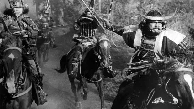 Akira Kurosawa a réalisé en 1957 un film adapté de Mac Beth, la pièce de Shakespeare. Quel est le titre français de ce film ?