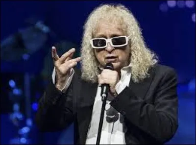 Michel Polnareff a toujours ses lunettes.
Quelle est sa poupée préférée ?