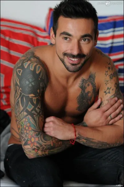 E - Dans quel club Ezequiel Lavezzi joue-t-il sous le numéro 10 ?