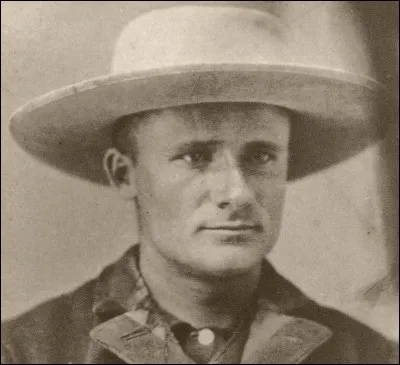 Les conditions de travail des chasseurs de fossiles en Amérique étaient très difficiles. John Bell Hatcher a participé à de nombreuses expéditions et découvert de nombreux dinosaures. Cependant, épuisé par ces années de travail, il meurt en 1904 à l'âge de...