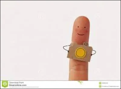 Souriez ! Qu'a-t-il dans ses mains ?