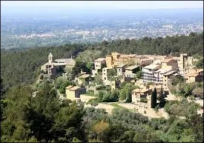 Village azuréen perché au-dessus de la vallée de la Sorgue, Saumane-de-Vaucluse se situe dans le département ...