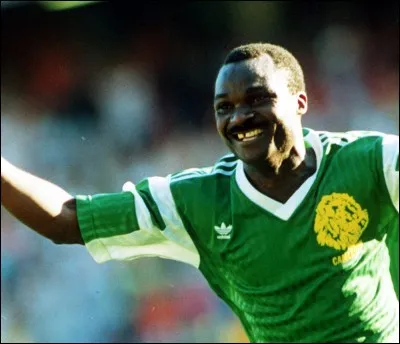 Quelle équipe africaine réussit l'exploit de se qualifier pour les quarts de finale de la compétition, avec un joueur légendaire de 38 ans ?