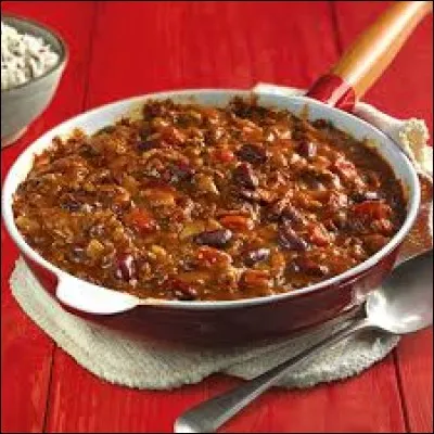 Quel condiment est souvent associé au chili con carne ?