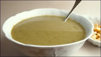 Quelle plante condimentaire appréciée pour ses feuilles au goût légèrement anisé est utilisée dans les potages ?