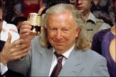 Né en 1929, enterré dans la section n°53 en 2008, le couturier Ted Lapidus créera aussi des parfums en 1970, en collaboration avec L'Oréal. Habillant les grandes stars de l'époque comme, entre autres, Alain Delon ou Brigitte Bardot, il se voit passer, en 1969, une commande par John Lennon pour un costume qui apparaîtra sur la pochette d'un des albums des Beatles, mais lequel ?