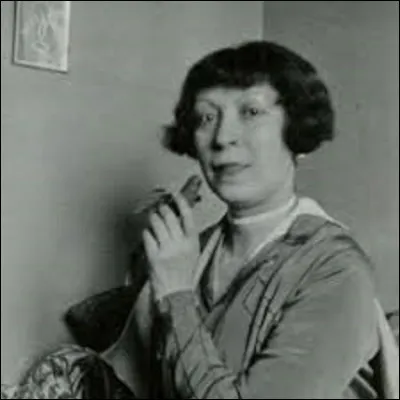 Peintre fauviste, cubiste et puriste, Marie Laurencin voit le jour 31 octobre 1883 dans le 10e arrondissement de Paris. Également décoratrice de ballets néoclassiques, elle est aussi une épistolière qui a composé des poèmes en vers libres. Morte en 1956, de ces trois tableaux, lequel n'est pas de cette artiste ?