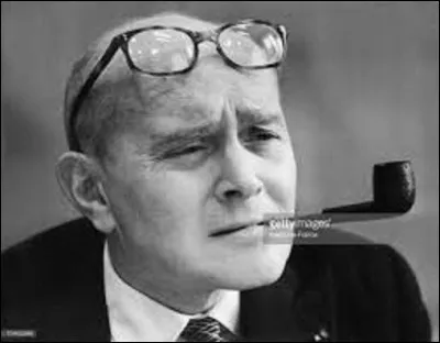 Pierre Lazareff était un patron de presse, journaliste et producteur d'émissions de télévision. Né en 1907, il collabore comme journaliste dans divers journaux, avant de fuir à New York où on l'envoie à Londres durant la Seconde Guerre mondiale. De retour en France, à la Libération, il reprend le titre du journal clandestin de la résistance "Défense de la France" et le rebaptise :