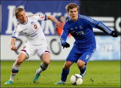 Au football (soccer en Amérique), combien de membres de chaque équipe sont sur le terrain de jeu ?