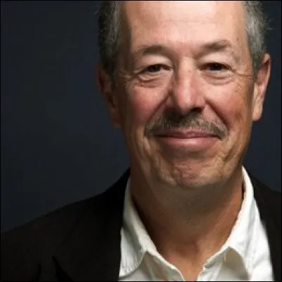 Quelle série québécoise a été écrite par le cinéaste Denys Arcand ?