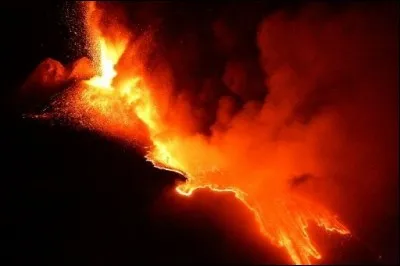 Où se trouve situé le plus vieux volcan du monde ?