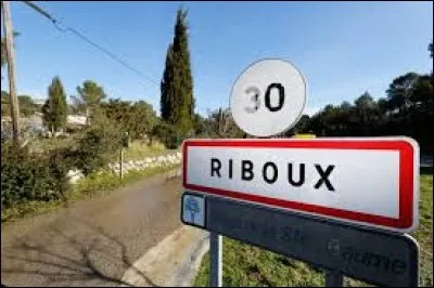 Je vous emmène au pied du massif de la Sainte-Baume, à Riboux. Petit village de 36 habitants, il se situe en région ...