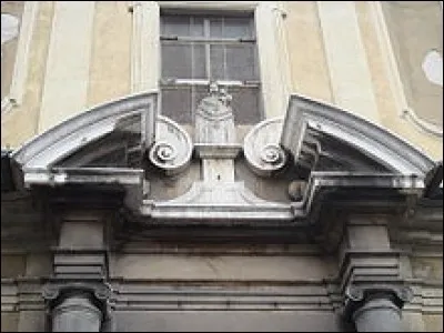 En architecture, comment appelle-t-on une moulure constituant le haut d'une corniche et généralement constituée de deux courbes en forme de S ?