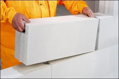 Comment appelle-t-on ces blocs blancs beaucoup plus légers que les blocs en béton classiques ?